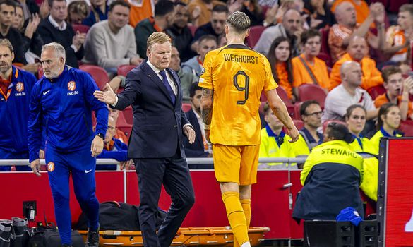 Ronald Koeman en Wout Weghorst boos op verslaggevers na plaatsing voor EK: 'Dat vind ik irritant'