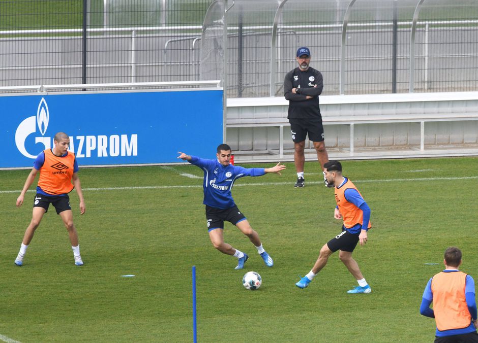 Baas van de Duitse bond wil begin mei alweer met Bundesliga verdergaan