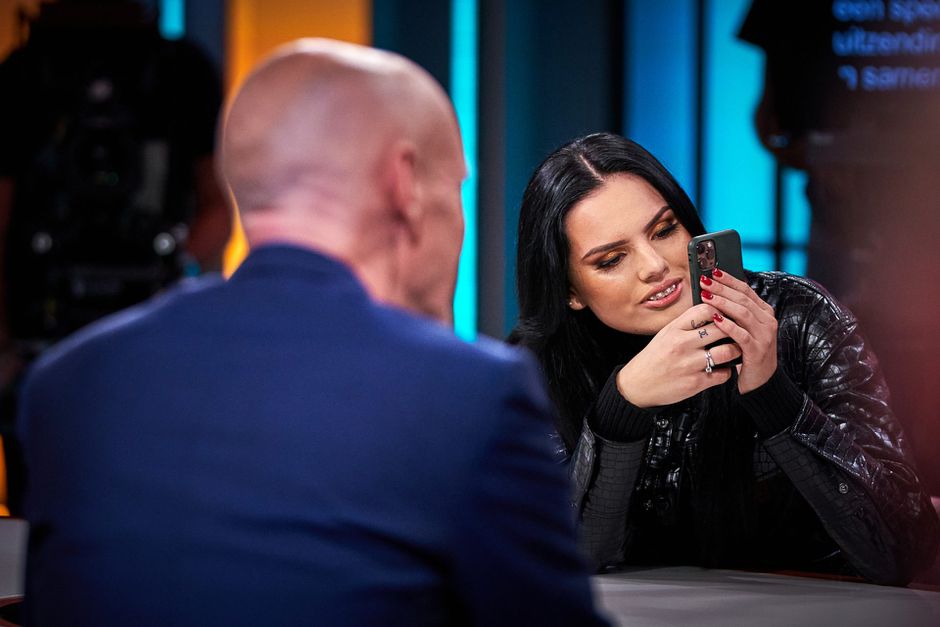 Deze oud-profvoetballer slaat FAMKE LOUISE aan de haak