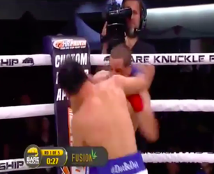 🎥 | Op je muil: Dat Nguyen ramt Abdiel Velazquez KO tijdens bare knuckle-gevecht