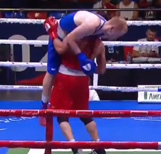 🎥 | Gekke Rus vergeet dat hij bokser is ipv MMA-vechter en smijt tegenstander 2 keer tegen de grond