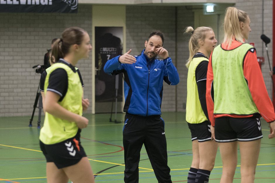 Bondscoach handbalsters vlak voor WK: 'Team nog niet klaar voor het toernooi'