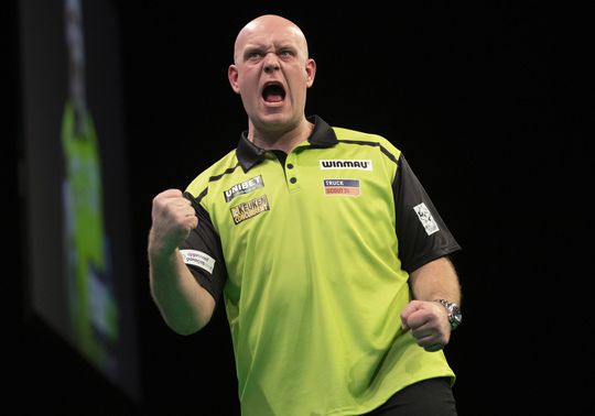 Alle soorten pizza galmen door een lege zaal: Michael van Gerwen ontsnapt tegen Nathan Aspinall