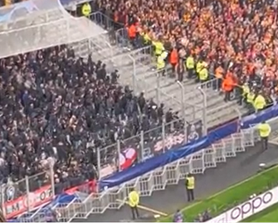 🎥 | PSV- en RC Lens-fans etteren door in stadion: vuurwerk en stoeltjes over en weer gegooid