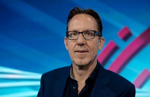 Deze NOS-wielercommentator kapt ermee na dik 30 jaar