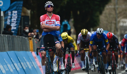 🎥 | BOEM! Van der Poel verslaat concurrent Van Aert in 3e etappe Tirreno-Adriatico