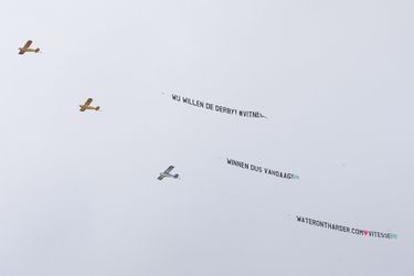 🎥 | Vliegtuigjes flitsen boven NEC-VVV, Vitesse-fans staan niet achter de actie