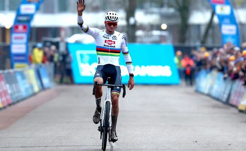 Mathieu van der Poel rijdt iedereen op een hoop bij veldrit in Herentals