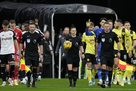 1e vrouwelijke scheidsrechter in Premier League krijgt complimenten: 'Ik wil haar feliciteren'