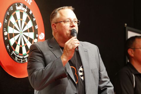 Jacques Nieuwlaat heeft een ideetje om vrouwelijke darters beter te maken: GROTER BORD
