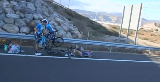 🎥 | Almeria-klassieker kent chaotisch eind met valpartijen, Giacomo Nizzolo wint