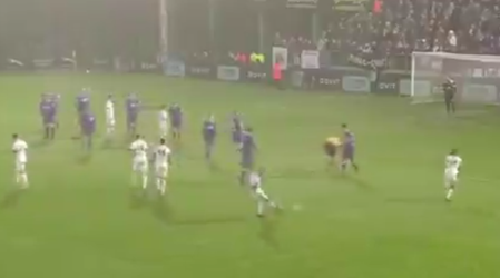 🎥 | Rare goal op het 2e niveau in België: doelpunt als scheids met spray de lijn trekt