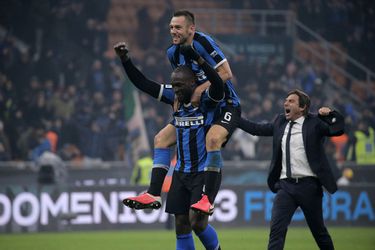 De Vrij en Lukaku nemen afscheid van coach bij Inter: 'Het was een eer om voor je te spelen'