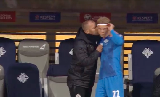 🎥 | Na pa Eidur en opa Arnor scoort ook 19-jarige Andri Gudjohnsen 1e goal voor IJsland