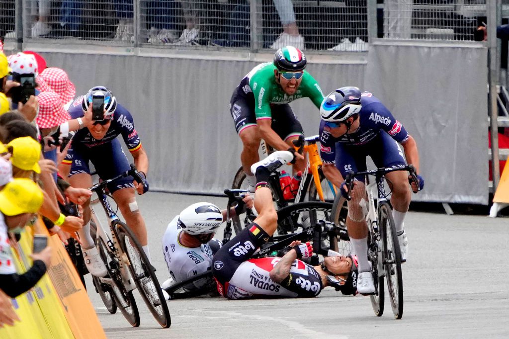 Dit zijn de regels in de Tour de France bij tijdsverlies door valpartijen