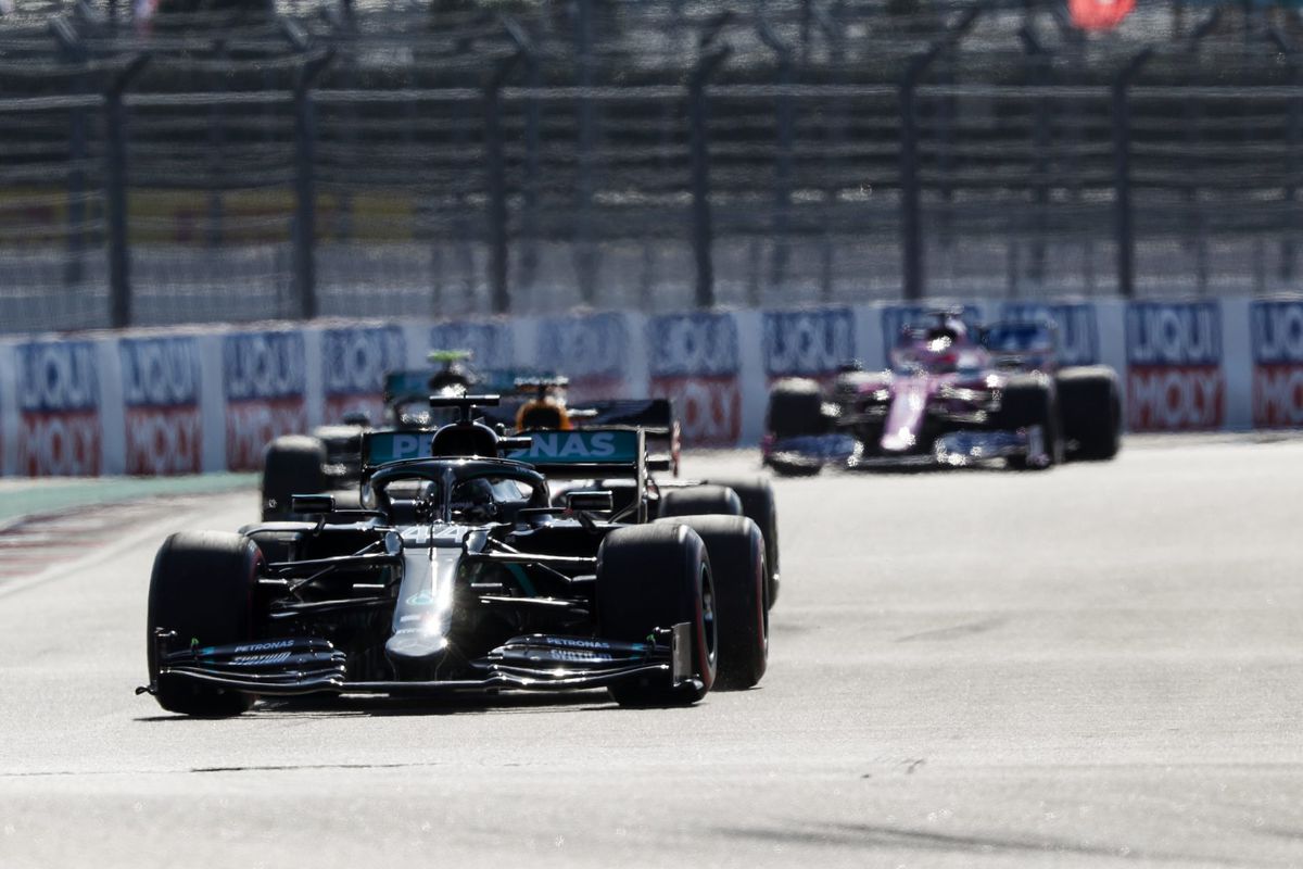 Lewis Hamilton krijgt tijdens de race in Rusland 10 seconden tijdstraf