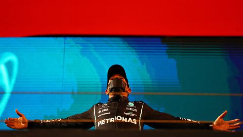 Formule 1-fans zijn kwaad: 'Waarom mocht Hamilton wél 40 keer de track limits overschrijden?!'