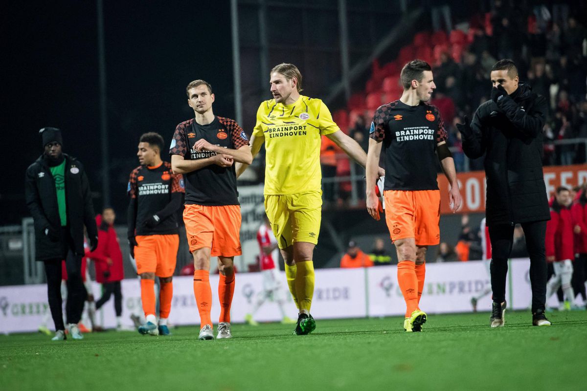 PSV-spelers houden vertrouwen in Mark van Bommel: 'Kan niet lachen nu'