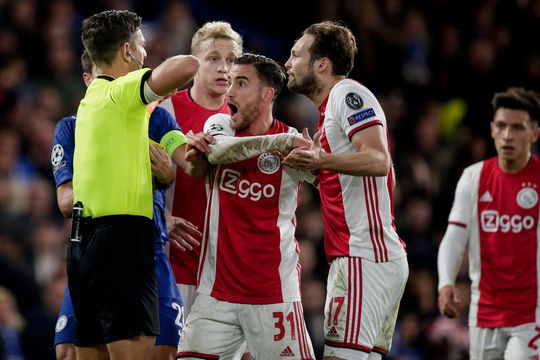 Nederlandse media vinden lichtpuntjes na 'bizarre en krankzinnige' avond Ajax