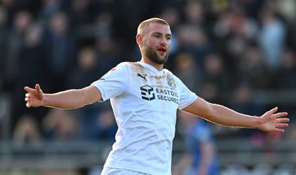 Leyton Orient speelt zaterdag in uittenue bij thuisduel omdat bus van tegenstander in de fik vloog