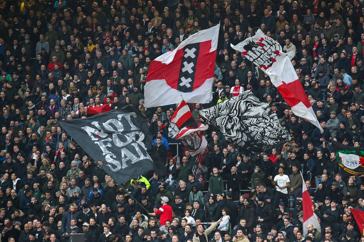 Ajax kijkt of het seizoenkaarthouders terug kan betalen als Eredivisie stopt