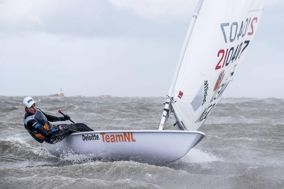 Fantastische dag brengt Bouwmeester naar koppositie op WK zeilen
