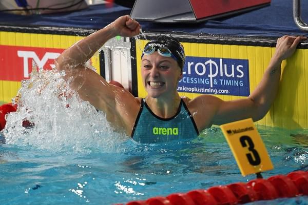 Kira Toussaint zwemt snelste tijd ooit op 50 meter rugslag, maar telt mogelijk niet als wereldrecord