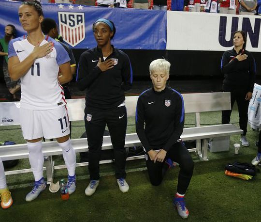 Mogelijk wordt knielen tijdens het Amerikaanse volkslied toch weer toegestaan in het voetbal