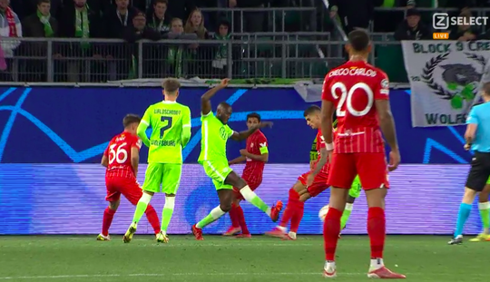 🎥 | VAR Kevin Blom naait Mark van Bommel en Wout Weghorst