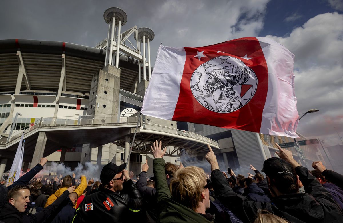 Ajax-fans mishandelden fotograaf bij kampioensfeest