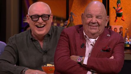🎥 😂 | VI-bargast Pieter Kobelenz 19 kilo lichter: Van der Gijpt tipt iconische brommerhelm