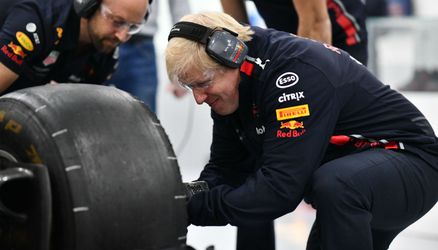 🎥 | Premier Boris Johnson blijkt ware technicus en voert pitstop bij Red Bull uit