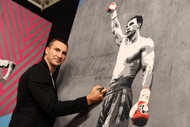 Topper! Klitschko maakt net als oud-voetballers hotel vrij voor medisch personeel