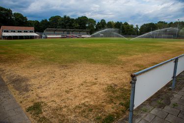 Amateurclubs in problemen door droge velden: 'Lijkt de Sahara wel'