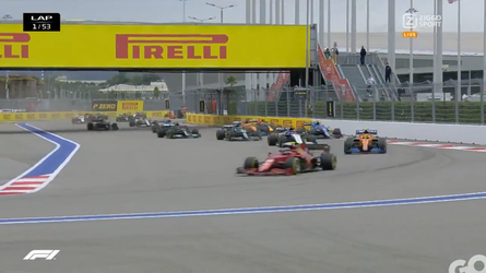 🎥 | Sainz pakt de leiding bij de start in Sochi, Verstappen wint 1 plek