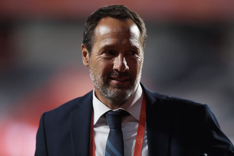 Van 't Schip legt uit waarom hij zo kort na overlijden van zijn vrouw bij Ajax aan de gang gaat