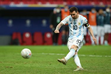 🎥 | Lionel Messi maakt Yerry Mina kapot na gemiste penalty: 'Dans nu dan!'