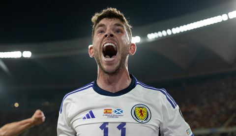 Spanje verslaat Schotland, dat nog wel groep A aanvoert