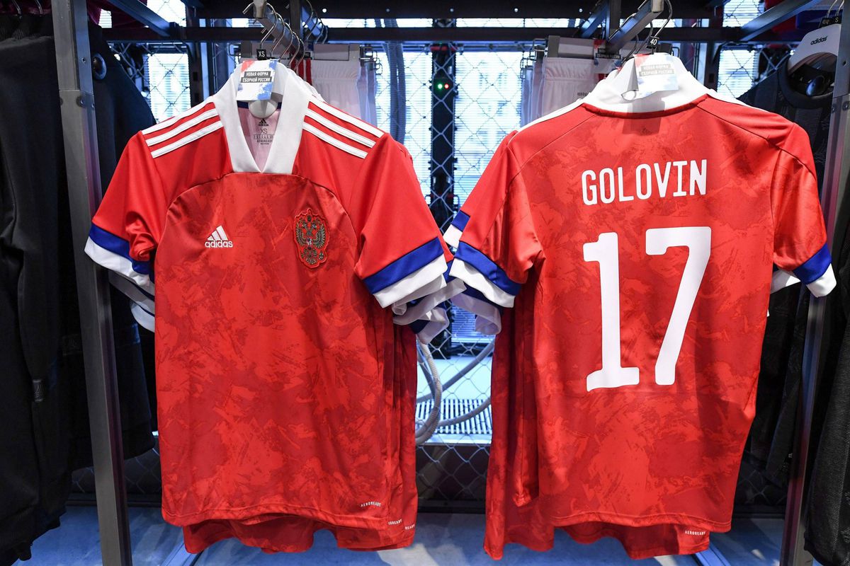 Lol! Adidas gaat ook bij Russische shirts in de fout