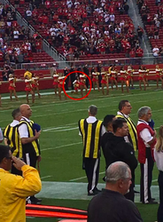 Onbekende Amerikaanse NFL-cheerleader protesteert knielend tijdens volkslied