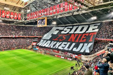 Deze betekenis zit achter het levensgrote spandoek van de Ajax-supporters