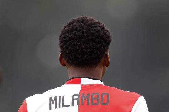 Arne Slot neemt 16-jarige Milambo mee op trainingskamp