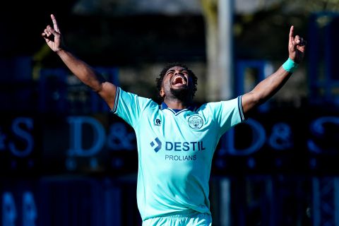 😂 | Nunnely moet zijn eigen club verbeteren na kopgoal: 'Correctie, 1.70 m'