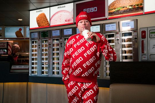 Barney showt vette nieuwe kledinglijn van de FEBO (video)