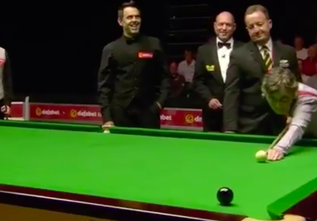 Snookerkoning O'Sullivan laat storende fan zijn laatste bal spelen (video)