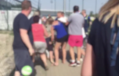 Holy shit! Dikke vechtpartij tussen ouders tijdens jeugdwedstrijd (video)