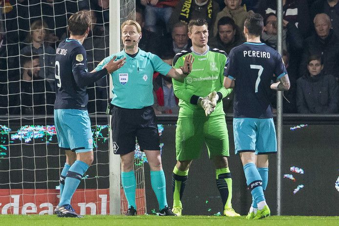 Volgens Cocu kan De Jong beter z'n mond houden tegen de scheids