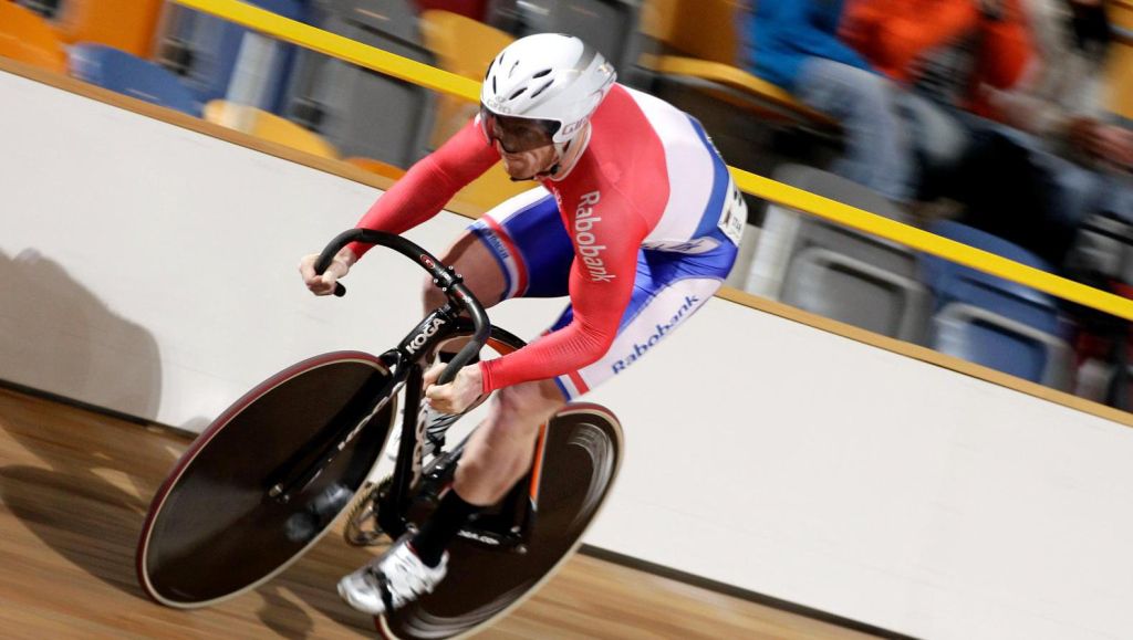 Van den Berg sprint zich naar de laatste 4 bij EK baanwielrennen