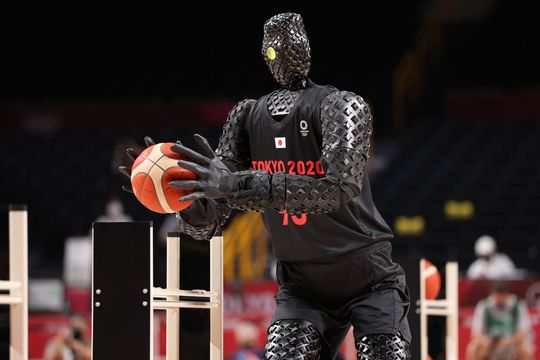🎥 | ALLES raak gooiende robot steelt show bij olympische basketbalwedstrijd