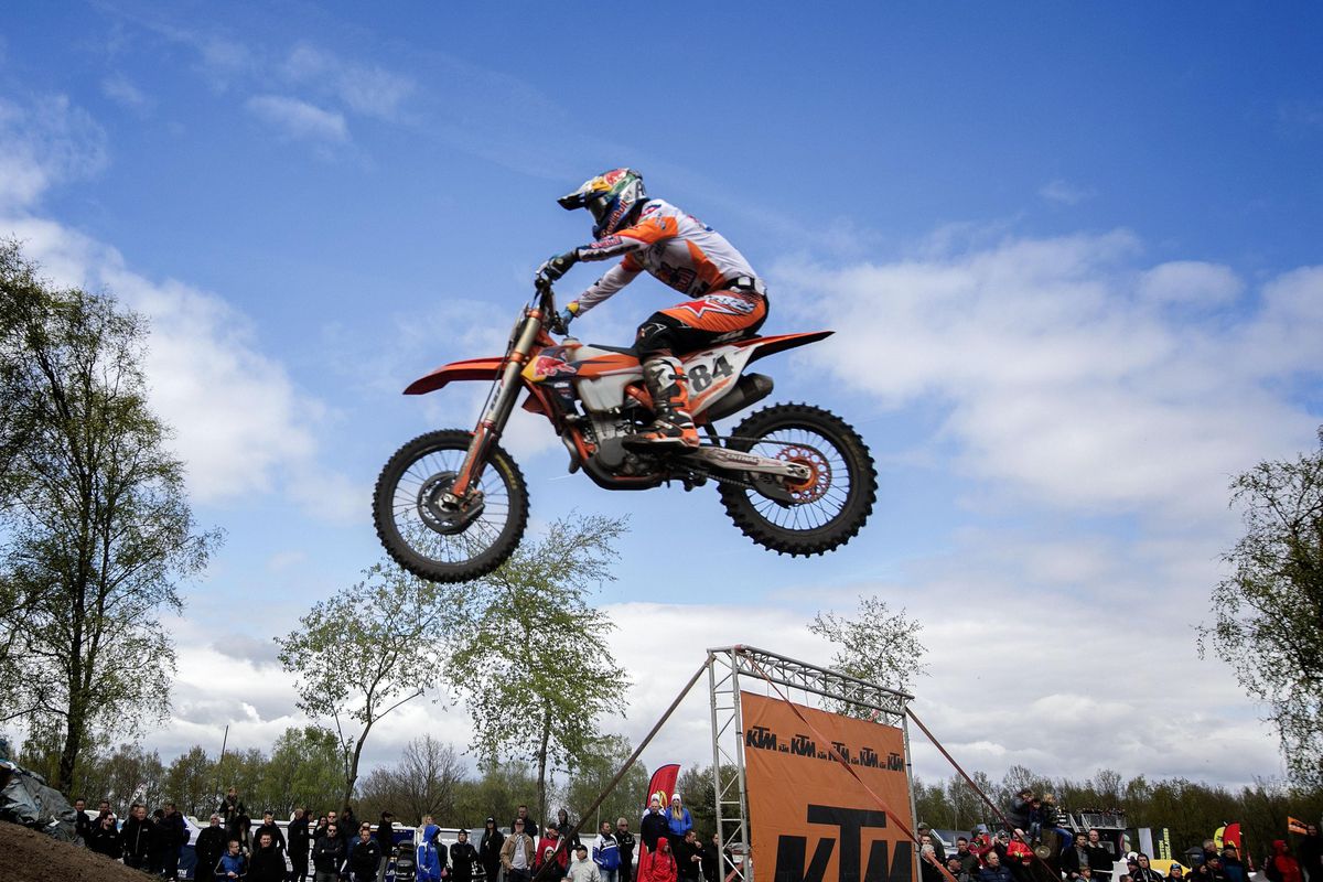 Herlings wint voor het eerst een manche in MXGP